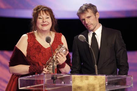 Belgian actress Yolande Moreau (L) receives the award for best actress for her role in 'Seraphine' from French actor Lambert Wilson (R) at the Cesar Awards ceremony in Paris Feb. 27, 2009.