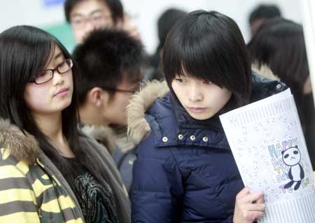 Some graduates hunt for jobs on a special job fair for university graduates in Songjiang University City of Shanghai, China, Feb. 27, 2009. With over 1,400 job vacancies provided by 170 employers, the job fair attracted over 8,000 graduating university students for job hunting. 