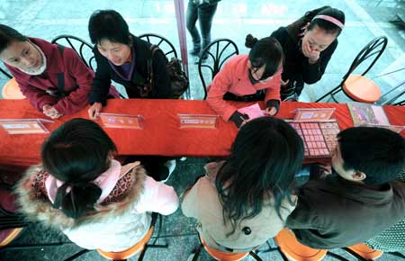 Women seek job opportunities at a job fair in Changsha, capital of central-south China's Hunan Province, Feb. 25, 2009. Changsha on Wednesday held the job fair specifically for women, with more than 10 enterprises providing 500 jobs. 