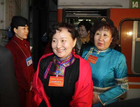 Members of the 11th National Committee of the Chinese People's Political Consultative Conference (CPPCC) from north China's Inner Mongolia Autonomous Region arrive in Beijing, capital of China, March 1, 2009.