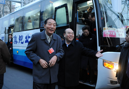 Deputies to the Second Session of the 11th National People's Congress (NPC) from central China's Henan Province arrive in Beijing, capital of China, March 2, 2009. The Second Session of the 11th NPC is scheduled to open on March 5.