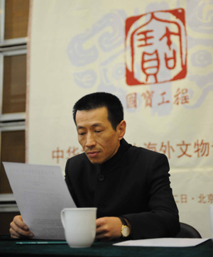 Cai Mingchao, a collection advisor of National Treasures Fund who successfully bid for two looted bronze sculptures auctioned in Paris last week, attends a news conference in Beijing, on March 2, 2009. 