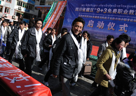  Tibetan students who are going to study at vocational schools in more developed areas of Sichuan Province prepare to leave on March 2, 2009. (Xinhua Photo)