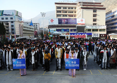 A total of 300 Tibetan students who are going to study at vocational schools in more developed areas of Sichuan Province prepare to leave on March 2, 2009. (Xinhua Photo)