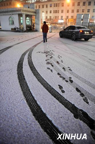 Hohhot, the capital of the Inner Mongolian Autonomous Region, welcomes a snowfall March 2, 2009. Snow has hit parts of Central China and will continue in the coming days. 