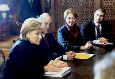 Egyptian President Hosni Mubarak (not pictured) meets with U.S. Secretary of State Hillary Clinton (1st L) ahead of the international donors' conference to plan the reconstruction of the Palestinian Gaza Strip, in Sharm El-Sheikh of Egypt, March 2, 2009. 