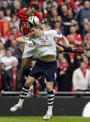 Manchester United's Rio Ferdinand (L) gets above Tottenham Hotspur's Roman Pavlyuchenko during their English League Cup final soccer match at Wembley Stadium in London March 1, 2009.