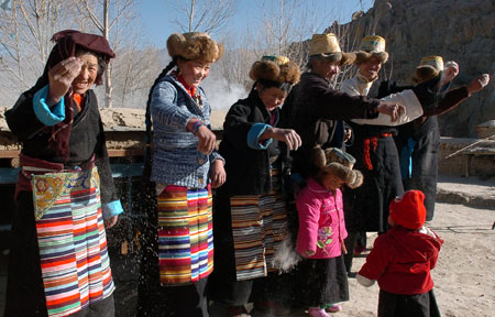Farmers practise a ritual to express their gratitude to the happy life in Quxu County, southwest China's Tibet Autonomous Region, Jan. 20, 2007.