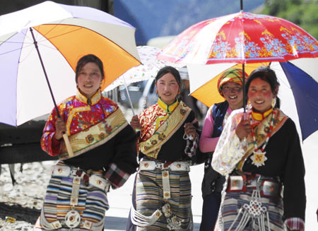 Girls of the Tibetan ethnic group attend a festival in Nyingchi, southwest China's Tibet Autonomous Region, July 17, 2008.
