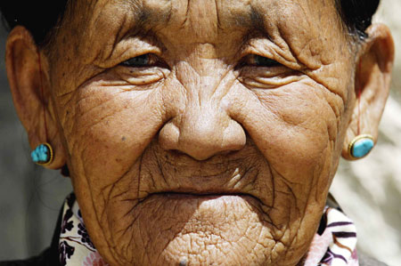 Photo taken on April 19, 2008 shows Cering, a 79-year-old woman of the Tibetan ethnic group in Xigaze, southwest China's Tibet Autonomous Region. 