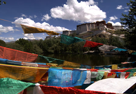 Photo taken on June 4, 2006 shows the Potala Palace surrounded with sutra streamers in Lhasa, capital of southwest China's Tibet Autonomous Region. 