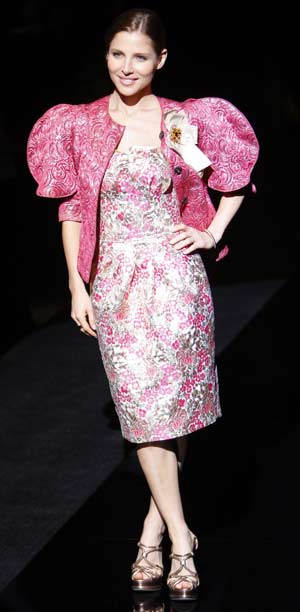 Spanish actress Elsa Pataky poses for the photographers before Dolce and Gabbana Fall/Winter 2009/10 women's collection during Milan Fashion Week March 2, 2009.