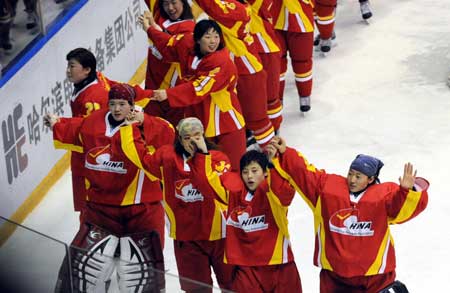 China's women's ice hockey players acknowledge the audience after losing the title game against Canada at the Harbin Winter Universiade on Feb 17. [Xinhua]