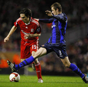 Liverpool's Yossi Benayoun (L) challenges Sunderland's George McCartney for the ball during their English Premier League soccer match in Liverpool, northern England, March 3, 2009.[Xinhua/Reuters] 