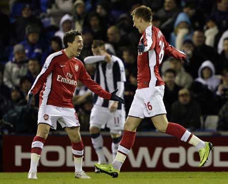 Arsenal's Nicklas Bendtner (R) celebrates his goal against West Bromwich Albion with Samir Nasri during their English Premier League soccer match at the Hawthorns in West Bromwich, central England March 3, 2009. [Xinhua/Reuters]
