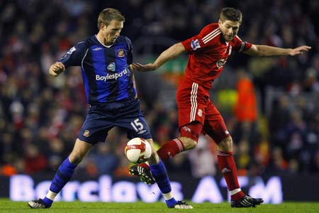 Liverpool's Steven Gerrard (R) challenges Sunderland's Danny Collins for the ball during their English Premier League soccer match in Liverpool, northern England March 3, 2009.[Xinhua/Reuters]