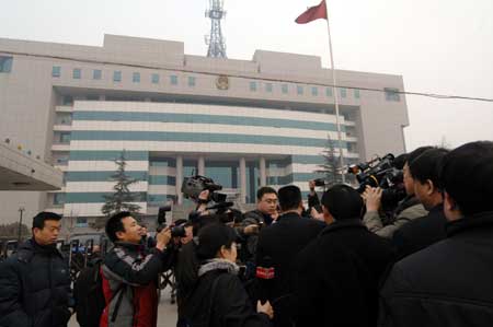 Reporters interview a spokesman of Shijiazhuang Intermediate People's Court after an auction of scandal-hit Sanlu dairy company in Shijiazhuang, capital of north China's Hebei Province, on March 4, 2009. Beijing-based dairy producer Sanyuan won the bid of Sanlu with the price of 616.5 million RMB (about 90 million USD).(Xinhua/Gong Zhihong) 