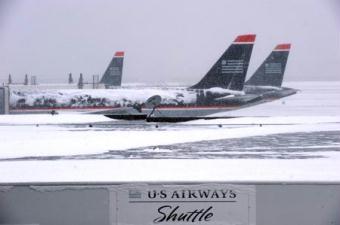 Aircrafts land on the apron at LaGuardia Airport in New York, Mar. 2, 2009.[Xinhua]