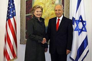 Israeli President Shimon Peres (R) shakes hands with US Secretary of State Hillary Clinton after a joint press conference in Jerusalem.[Menahem Kahana/CCTV/AFP] 