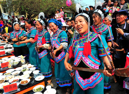 Girls of the Hani ethnic group sing songs during the 'China Honghe terrace culture tourism festival' in Yuanyang County, southwest China's Yunnan Province, March 1, 2009. [Chen Haining/Xinhua] 