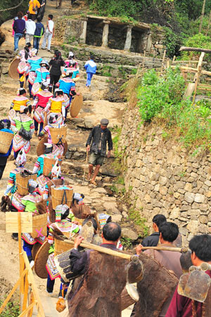 People of the Hani ethnic group go home after the show during the 'China Honghe terrace culture tourism festival' in Yuanyang County, southwest China's Yunnan Province, March 1, 2009. [Chen Haining/Xinhua] 