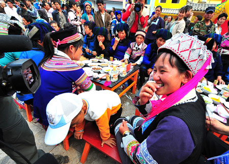 Girls of the Hani ethnic group attend the 'China Honghe terrace culture tourism festival' in Yuanyang County, southwest China's Yunnan Province, March 1, 2009. [Chen Haining/Xinhua]