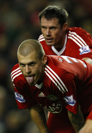 Liverpool's Martin Skrtel (L) and Jamie Carragher wait for the ball during their English Premier League soccer match against Sunderland in Liverpool, northern England March 3, 2009.