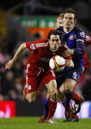 Liverpool's Yossi Benayoun (L) challenges Sunderland's Dean Whitehead for the ball during their English Premier League soccer match in Liverpool, northern England, March 3, 2009.