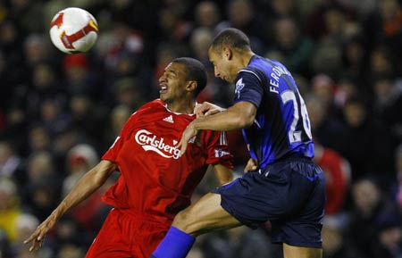 Liverpool's David Ngog (L) challenges Sunderland's Anton Ferdinand for the ball during their English Premier League soccer match in Liverpool, northern England, March 3, 2009.