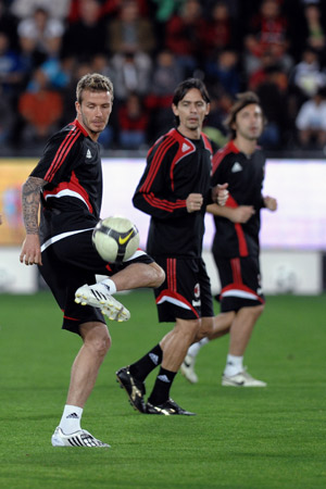 AC Milan's David Beckham (L) attends a training session at the Hamed Bin Jassin stadium in Doha, Qatar, March 3, 2009.[Xinhua]
