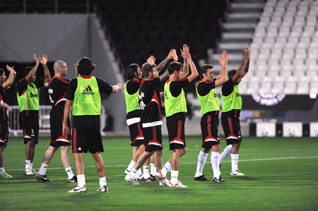 Players of AC Milan greet fans after a training session at the Hamed Bin Jassin Stadium in Doha, Qatar, March 3, 2009. [Xinhua]