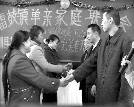 A group dating-session was held recently in a Beichuan village, with the aim of tying the knot between people who lost their loved ones in the quake.