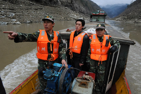 Rescuers search for the missing people on the Qingshui River in Jianhe County, southwest China's Guizhou Province, March 4, 2009. A boat hit the reef and sank Tuesday on the river, leaving 10 people missing. (Xinhua/Yang Junjiang) 