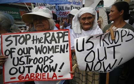 People hold a demonstration near the Malacanang Presidential Palace in Manila, Philippines, March 4, 2009. The demonstrators on Wednesday slammed Philippine President Gloria Macapagal-Arroyo for her continued support for the Visiting Forces Agreement with the United States. (Xinhua/Luis Liwanag)