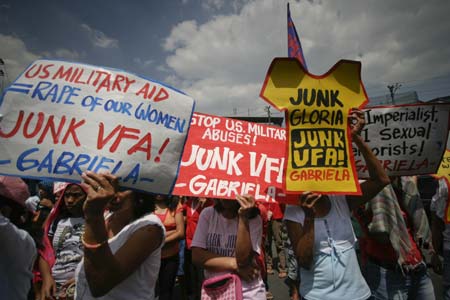 People hold a demonstration near the Malacanang Presidential Palace in Manila, Philippines, March 4, 2009. The demonstrators on Wednesday slammed Philippine President Gloria Macapagal-Arroyo for her continued support for the Visiting Forces Agreement with the United States. (Xinhua/Luis Liwanag) 