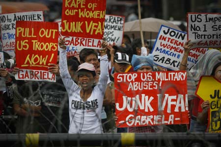 People hold a demonstration near the Malacanang Presidential Palace in Manila, Philippines, March 4, 2009. The demonstrators on Wednesday slammed Philippine President Gloria Macapagal-Arroyo for her continued support for the Visiting Forces Agreement with the United States. (Xinhua/Luis Liwanag)
