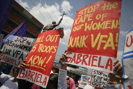 People hold a demonstration near the Malacanang Presidential Palace in Manila, Philippines, March 4, 2009. The demonstrators on Wednesday slammed Philippine President Gloria Macapagal-Arroyo for her continued support for the Visiting Forces Agreement with the United States. (Xinhua/Luis Liwanag)