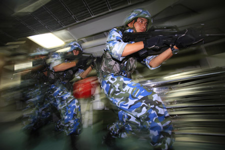 Chinese marine special force corps attend a drill on board of destroyer 'Guangzhou' in the Indian Ocean on the way to Pakistan March 4, 2009. A Chinese naval task force including destroyer 'Guangzhou' and a helicopter will attend the 'Peace-09' exercise in the seas off Pakistan.