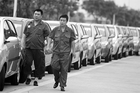 Cars ready for departure at the Chang'an Motors Co Ltd factory in Chongqing. [Bloomsberg News]