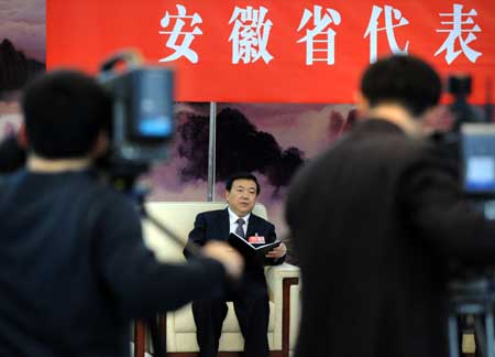 Wang Sanyun, deputy to the Second Session of the 11th National People's Congress (NPC) from east China's Anhui Province, speaks while deliberating the government work report in Beijing, capital of China, March 6, 2009. (Xinhua/Liu Jiansheng)