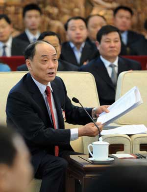 Shen Weiguo, deputy to the Second Session of the 11th National People's Congress (NPC) from east China's Anhui Province, speaks while deliberating the government work report in Beijing, capital of China, March 6, 2009. (Xinhua/Liu Jiansheng) 