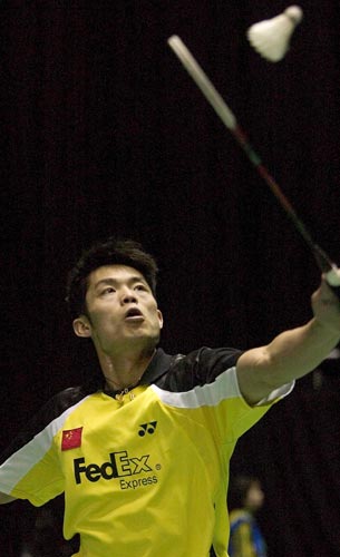 China's Lin Dan competes in his men's singles first-round match against Anup Sridhar of India during the All England Open Badminton Championships in Birmingham on Wednesday. [Sina.com]