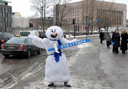 An environmental protection activist acts as a snowman during a protest against the warming up climate in Helsinki, capital of Finland, March 4, 2009. [Zhao Changchun/Xinhua] 