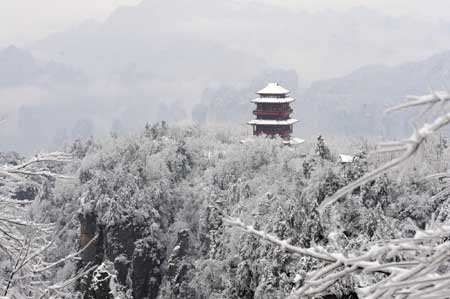 Picture taken on March 4, 2009 shows a view of the Tianzi Mountain in Zhangjiajie, a UNESCO heritage site in central China&apos;s Hunan Province. [Xinhua] 