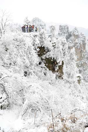 Picture taken on March 4, 2009 shows a view of the Tianzi Mountain in Zhangjiajie, a UNESCO heritage site in central China&apos;s Hunan Province. [Xinhua] 