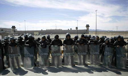 Anti-riot police stand guard at a prison in Ciudad Juarez of the northern Chihuahua state, Mexico, on March 4, 2009. Gang fighting in the prison killed 20 and injured six on Wednesday, the prison's director Oscar Hermosillo said.