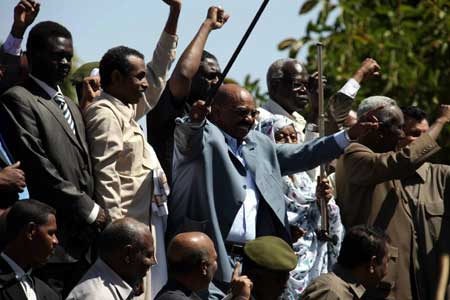 Sudanese President Omar Al-Beshir(C) delivers a speech at a square beside his residence in Khurtum on March 5, 2009.