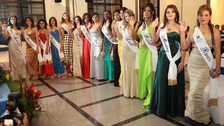 Selected beauties for a pageant of "the queen of corn festival" pose for photos in Managua, capital of Nicaragua, on March 4, 2009. 15 beauties selected from all provinces in Nicaragua will compete for the queen of corn festival in May 2009. 