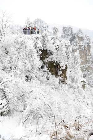 Picture taken on March 4, 2009 shows a view of the Tianzi Mountain in Zhangjiajie, a UNESCO heritage site in central China's Hunan Province.