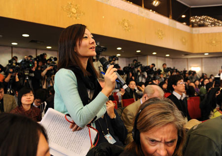 A journalist from south China's Hong Kong Special Administrative Region asks questions during a Press conference on dealing with the global financial crisis and maintaining steady and relatively rapid economic growth held by the Second Session of the 11th National People's Congress (NPC) at the Great Hall of the People in Beijing, capital of China, March 6, 2009. 